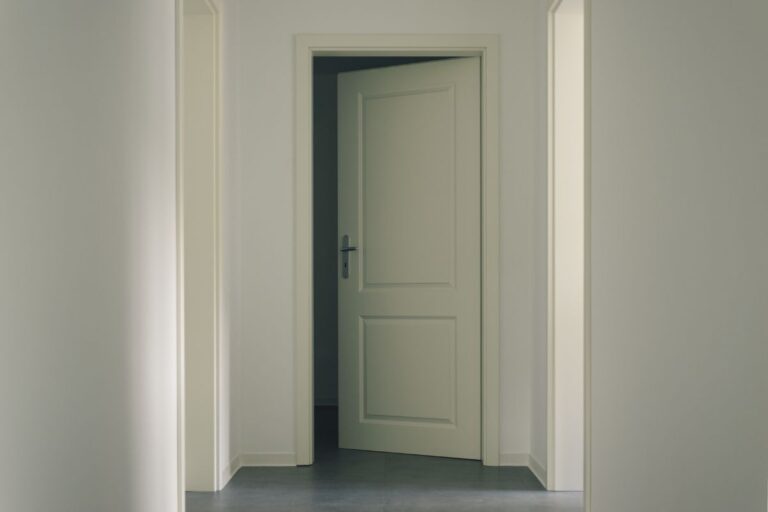 21 Front Door Safety Hacks for Women Who Live Alone