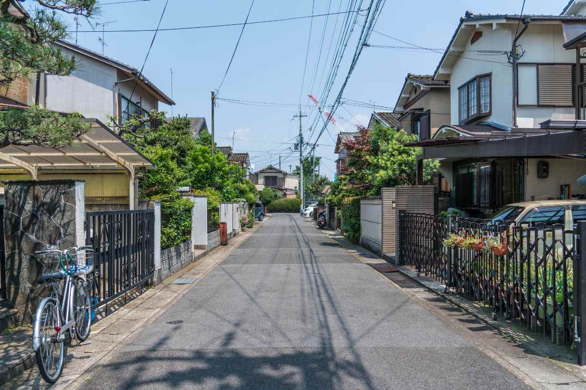 How to Find a Safe Neighborhood When You Live Alone