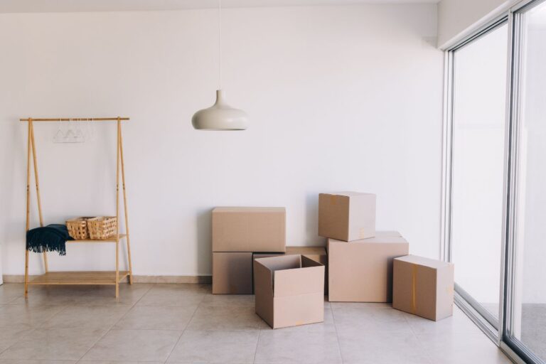 11 Real Signs It’s Time to Move Out for Your Safety