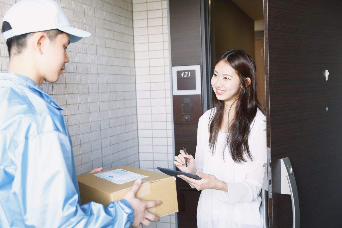 Essential Ways to Talk to Delivery or Maintenance Workers